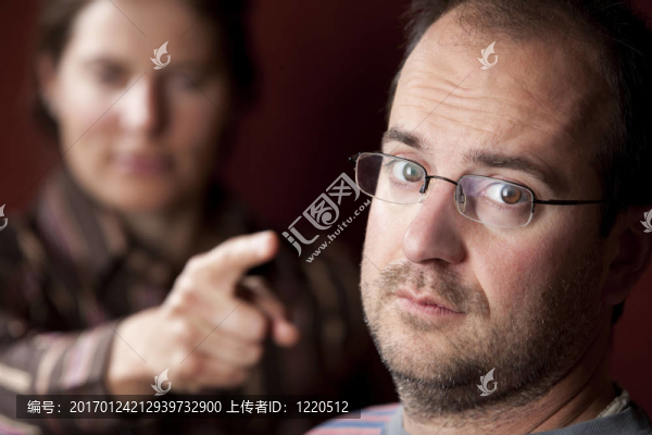 不安的女人和有罪的人