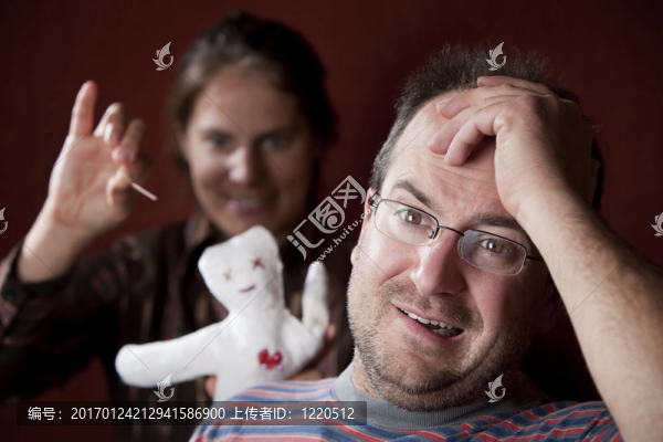 心煩意亂的女人與vioodoo娃娃和有罪的人