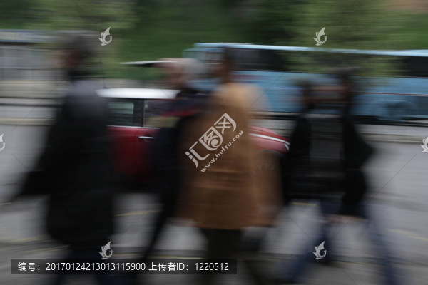 街道場景-人們朝四面八方跑去，有的步行，有的開汽車