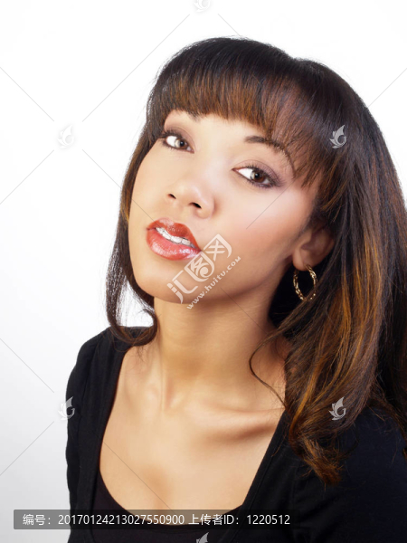年輕的黑人婦女頭像向后傾斜
