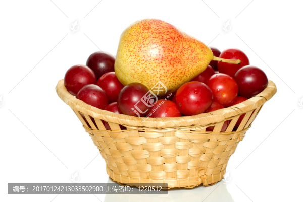 櫻桃李和黃紅梨的柳條筐