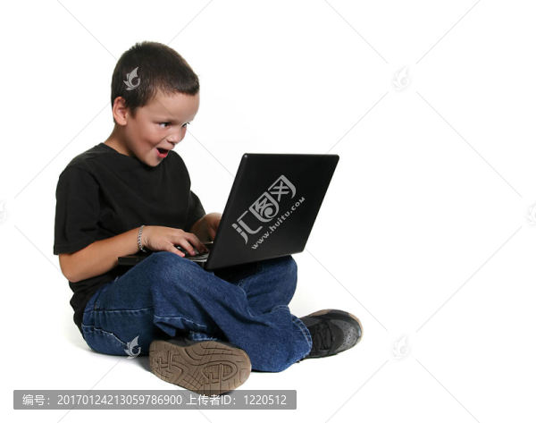 在筆記本電腦上工作的年輕的孩子