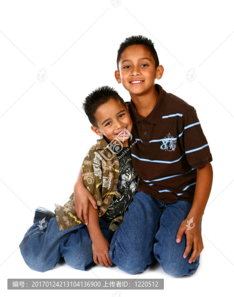 西班牙兄弟的微笑和擁抱