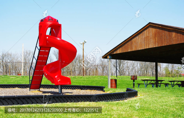 紅色滑梯