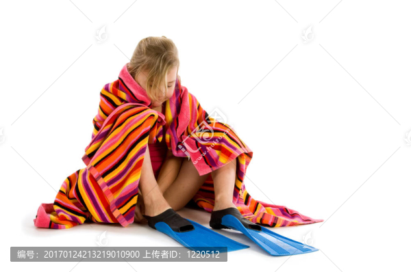 女孩想穿上腳蹼