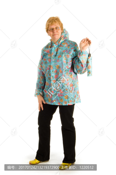 帶傘的老年婦女