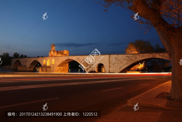 一座古橋下的汽車