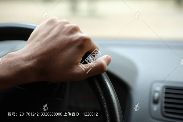 現(xiàn)代汽車上男手在方向盤上的特寫
