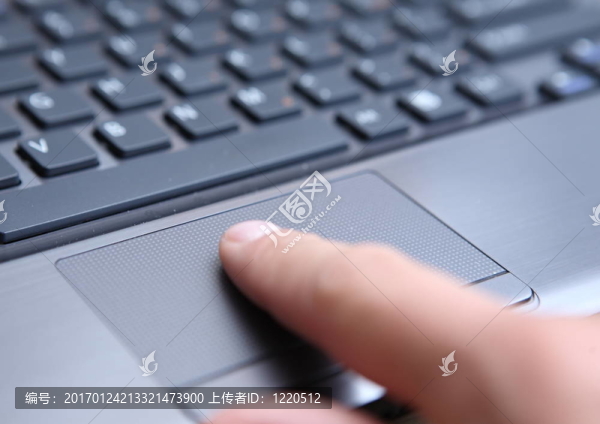 工作在一個筆記本使用觸摸板