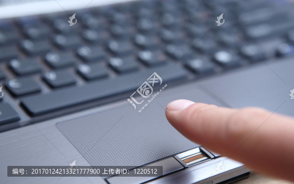工作在一個筆記本使用觸摸板