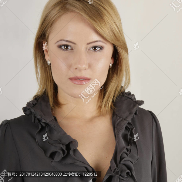 接近美麗的金發(fā)女人