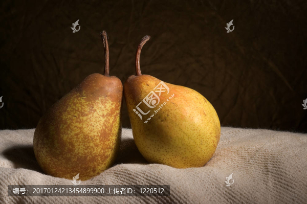 在平靜的生活中的兩個梨