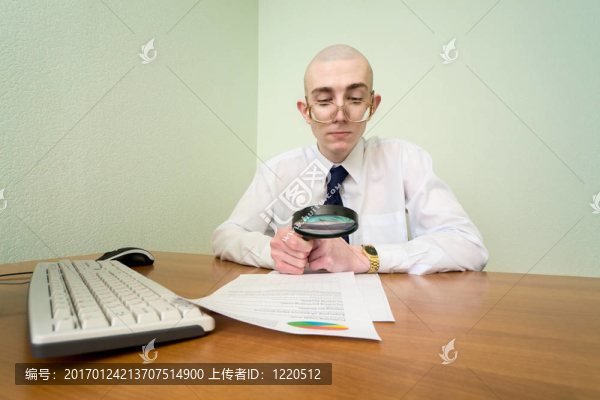 在一個工作場所的放大鏡的老板