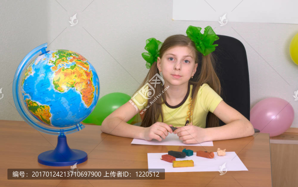 坐在一桌的女孩用橡皮泥