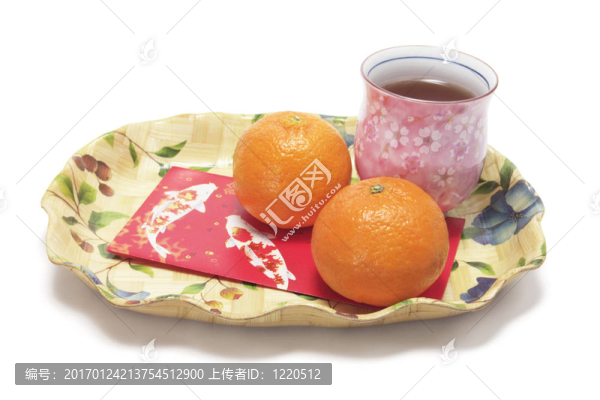 官吏；紅色的包和一杯中國茶