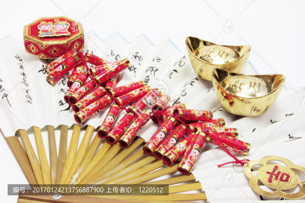 元寶；鞭炮；中國扇子