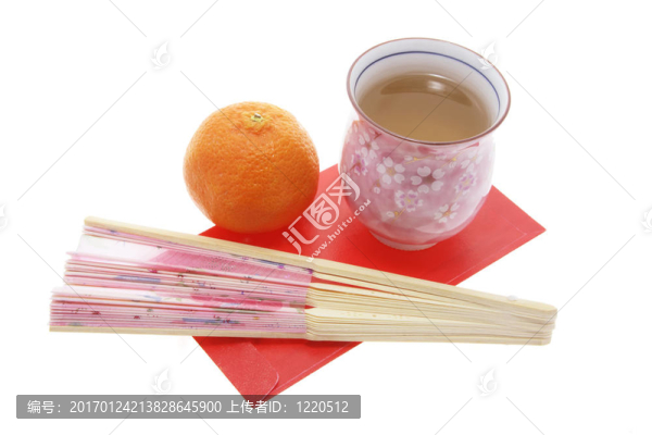 普通話；茶杯和紅色的包