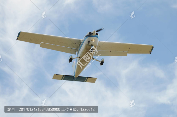 輕型飛機(jī)