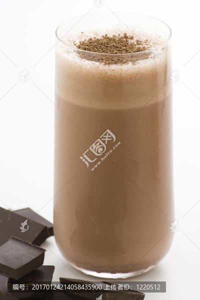 清爽的巧克力奶昔和巧克力birutes