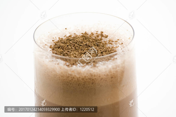 清爽的巧克力奶昔和巧克力birutes