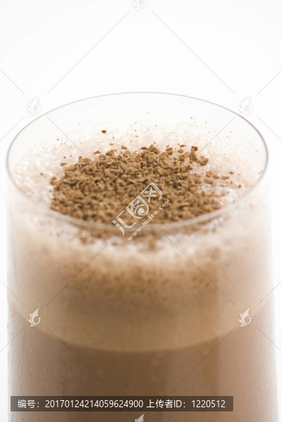 清爽的巧克力奶昔和巧克力birutes