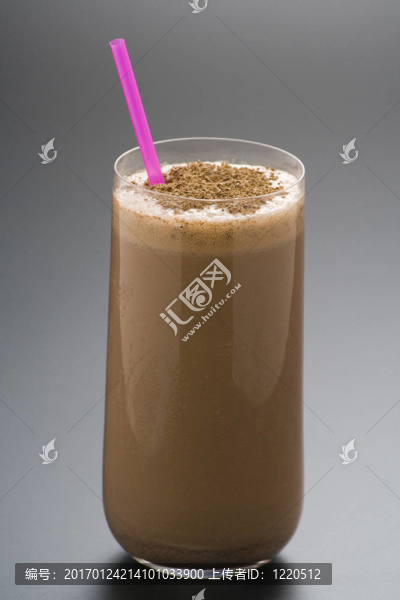 清爽的巧克力奶昔和巧克力birutes