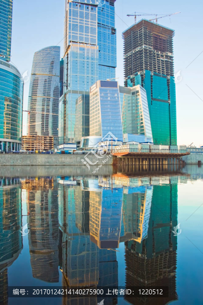 商業(yè)摩天樓與河中倒影