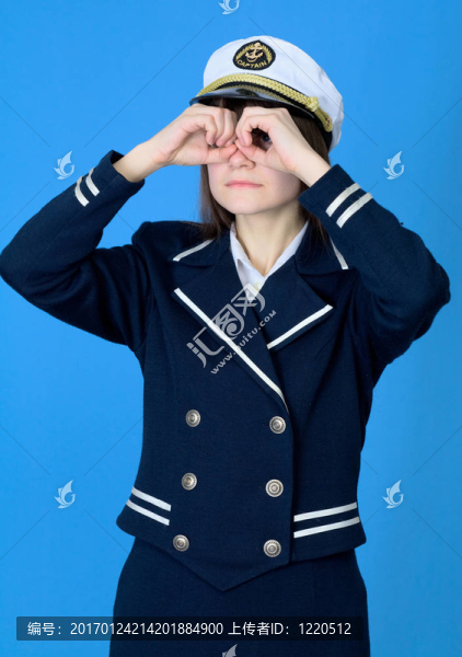 穿制服的女孩發(fā)射雙筒望遠鏡
