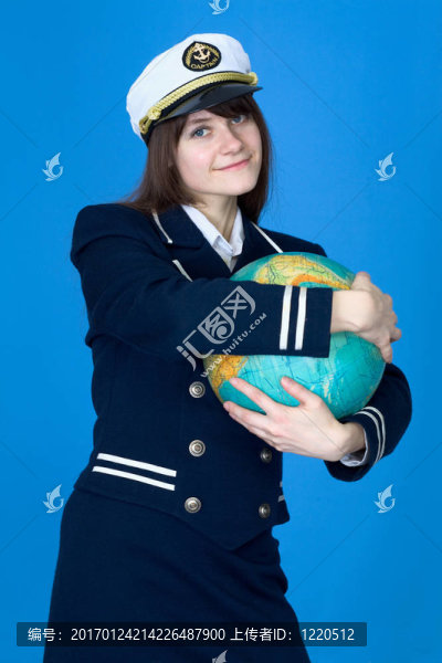 穿制服的女孩擁抱地球