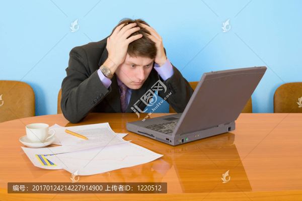 商人在工作場(chǎng)所與筆記本電腦