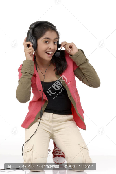 少女聽(tīng)音樂(lè)