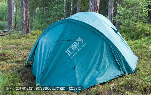 森林中的帳篷