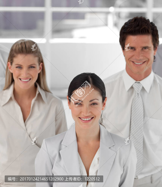 三人的業(yè)務(wù)團(tuán)隊(duì)高角度拍攝的肖像