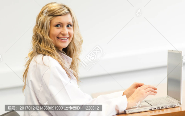 使用筆記本電腦的醫(yī)生-匯圖網(wǎng) www.fosd68.com 使用筆記本電腦的醫(yī)生