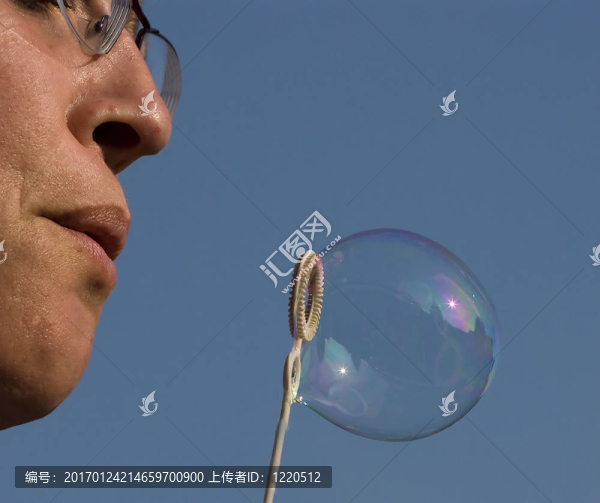 女人吹泡泡