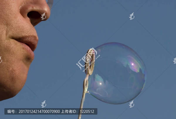 女人blwing泡沫