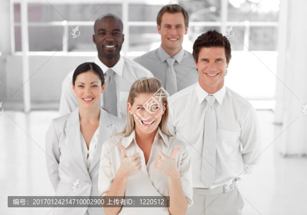 女性商界領(lǐng)袖豎起大拇指相機