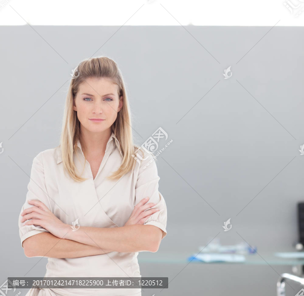 自信的商業(yè)女性在看相機(jī)