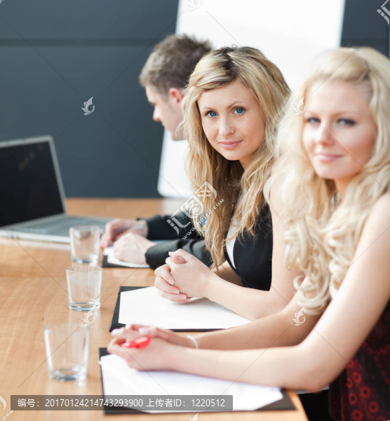 業(yè)務(wù)團(tuán)隊(duì)一起快樂的玩-匯圖網(wǎng) www.fosd68.com 業(yè)務(wù)團(tuán)隊(duì)一起快樂的玩