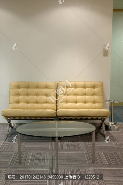 真皮沙發(fā)和玻璃桌