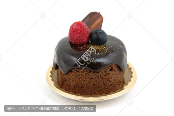 巧克力蛋糕配覆盆子和藍(lán)莓