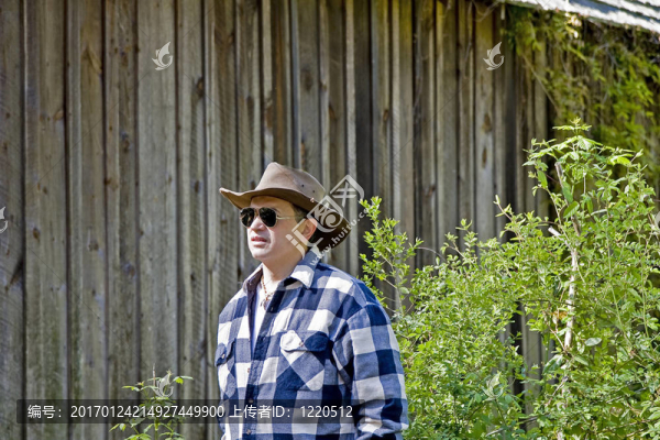 戴墨鏡的男人-匯圖網(wǎng) www.fosd68.com 戴墨鏡的男人