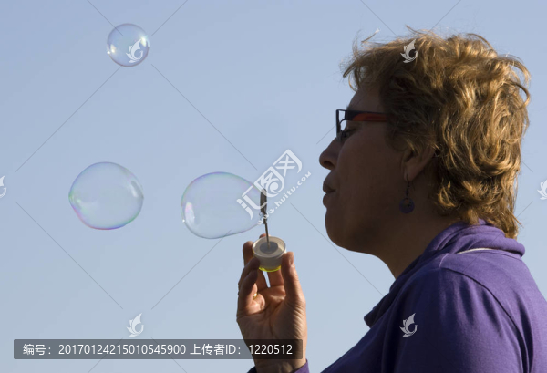 女人吹泡泡
