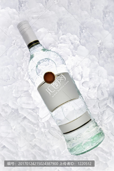 冰上一瓶朗姆酒