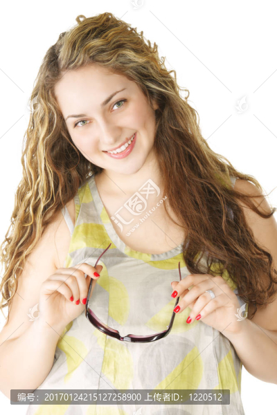 微笑的年輕女子拿著太陽鏡