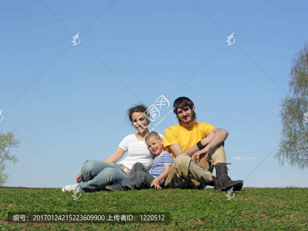 家庭在草地上-匯圖網(wǎng) www.fosd68.com 家庭在草地上