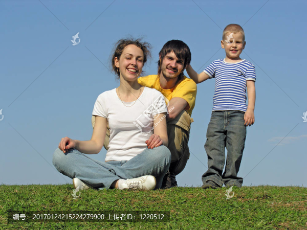 家庭坐在草地上-匯圖網(wǎng) www.fosd68.com 家庭坐在草地上