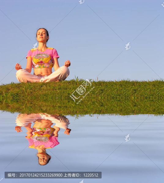 女孩沉思藍(lán)天和水-匯圖網(wǎng) www.fosd68.com 女孩沉思藍(lán)天和水