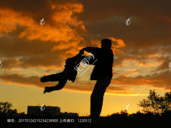 父親旋轉(zhuǎn)兒子日落