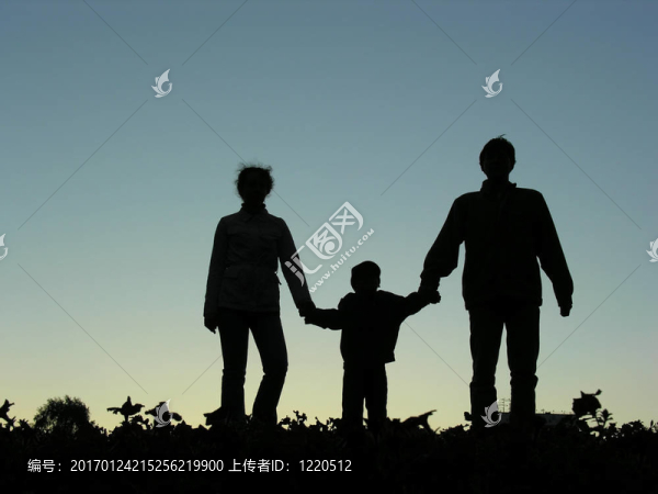 隨著日落的家庭的男孩